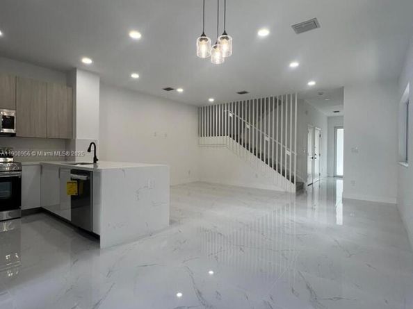 1355 NW 42nd St, Miami FL 33142