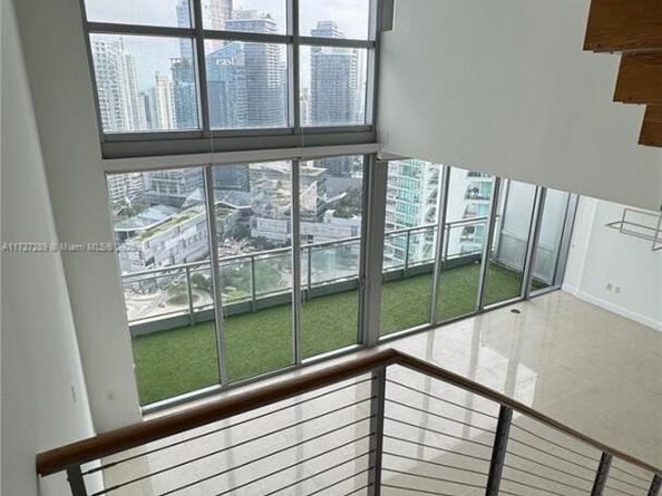 90 SW 3rd St PH17, Miami FL 33130