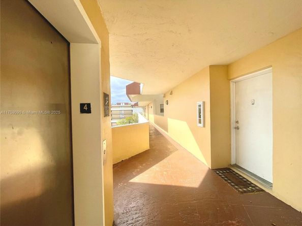 8850 Fontainebleau Blvd 404, Miami FL 33172
