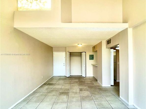 8850 Fontainebleau Blvd 404, Miami FL 33172