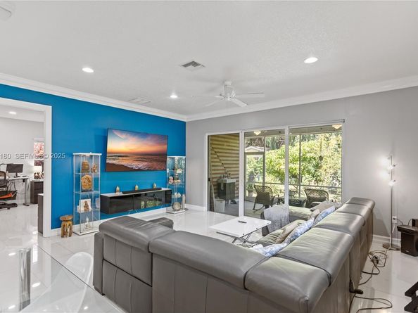 228 SW 4th St, Dania Beach FL 33004