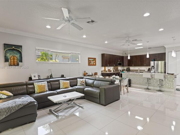 228 SW 4th St, Dania Beach FL 33004