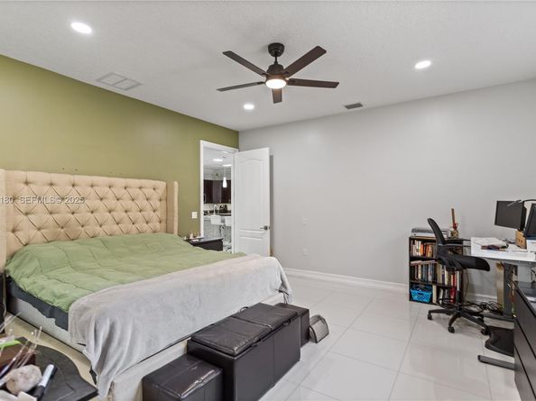 228 SW 4th St, Dania Beach FL 33004