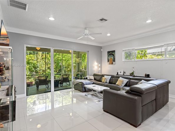 228 SW 4th St, Dania Beach FL 33004