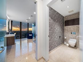 88 SW 7th St 3801, Miami FL 33130