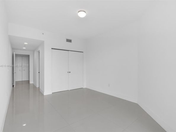 17111 Biscayne Bl 506, North Miami Beach FL 33160
