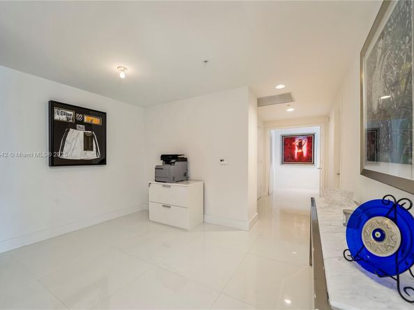 17111 Biscayne Bl 506, North Miami Beach FL 33160
