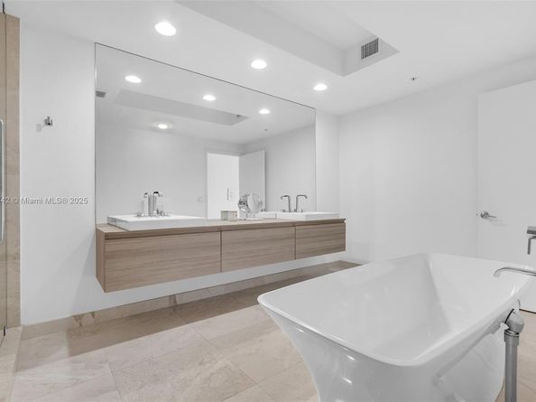 17111 Biscayne Bl 506, North Miami Beach FL 33160