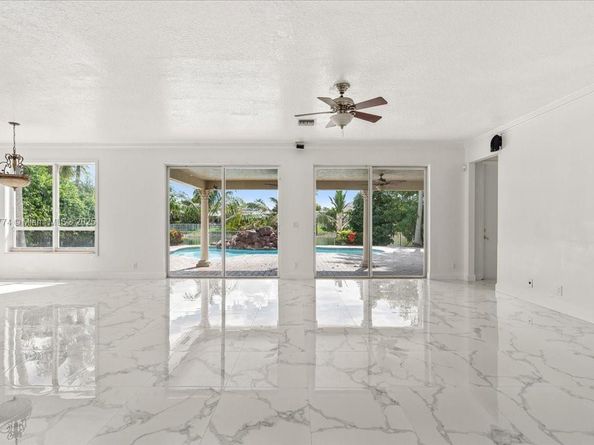 5095 NW 57th Way, Coral Springs FL 33067