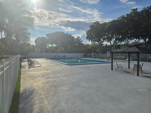 1001 Hillcrest Ct 302, Hollywood FL 33021