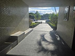 1001 Hillcrest Ct 302, Hollywood FL 33021