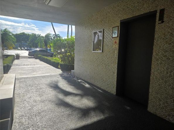 1001 Hillcrest Ct 302, Hollywood FL 33021