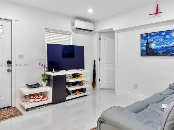 950 SW 30th St, Fort Lauderdale FL 33315