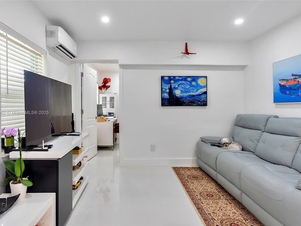 950 SW 30th St, Fort Lauderdale FL 33315