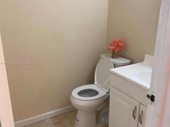 800 Parkview Dr 104, Hallandale Beach FL 33009