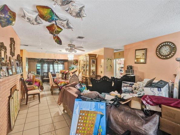 685 NE 180th St, Miami FL 33162