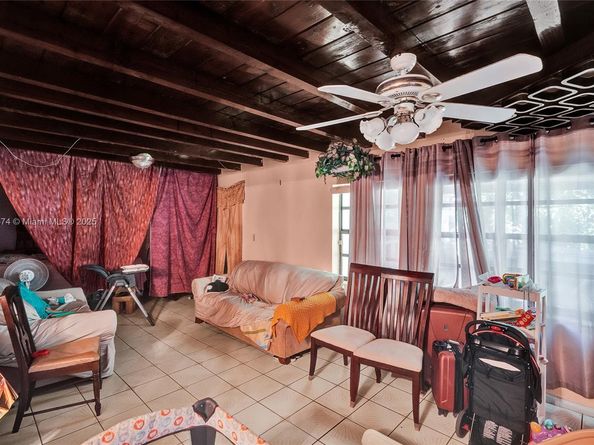 685 NE 180th St, Miami FL 33162