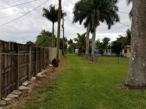 949 NW 10th St, Homestead FL 33030