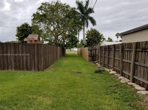 949 NW 10th St, Homestead FL 33030