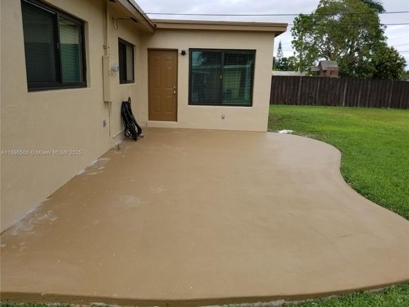949 NW 10th St, Homestead FL 33030