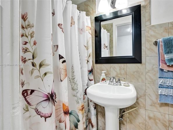 6925 W 3rd Ave, Hialeah FL 33014