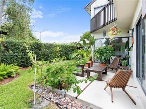 640 NW 98th Ct 640, Miami FL 33172