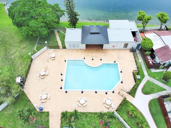 640 NW 98th Ct 640, Miami FL 33172