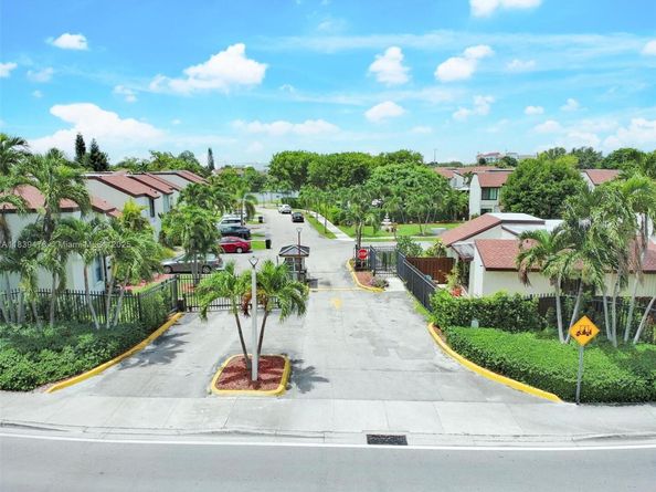 640 NW 98th Ct 640, Miami FL 33172