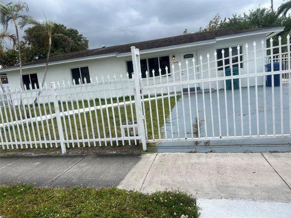 20 NE 215th St, Miami Gardens FL 33179