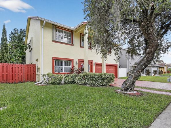 1001 SW 100th Ter, Pembroke Pines FL 33025