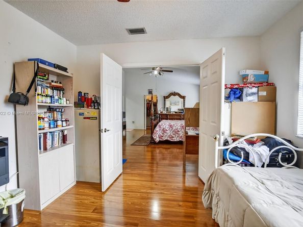 1001 SW 100th Ter, Pembroke Pines FL 33025