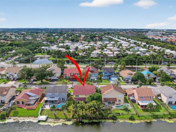 1001 SW 100th Ter, Pembroke Pines FL 33025