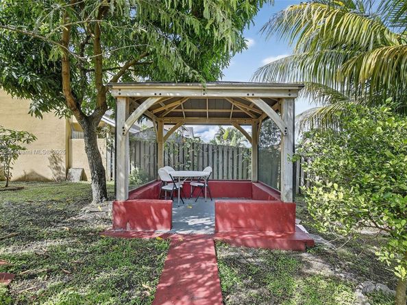1001 SW 100th Ter, Pembroke Pines FL 33025