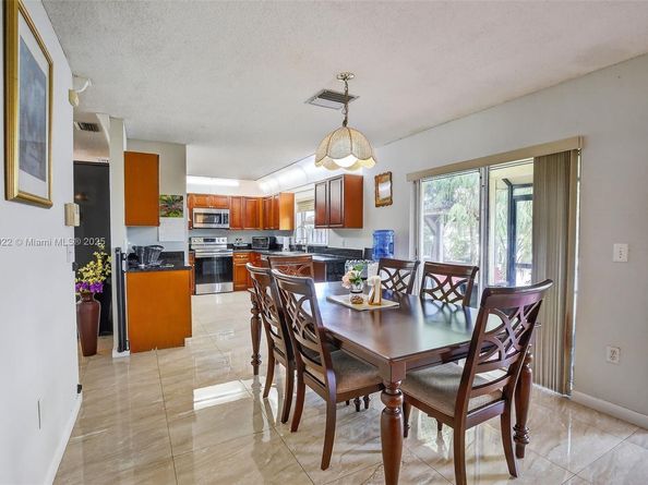1001 SW 100th Ter, Pembroke Pines FL 33025