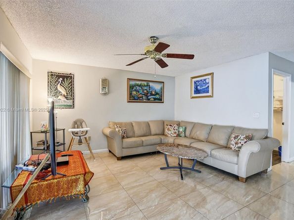 1001 SW 100th Ter, Pembroke Pines FL 33025