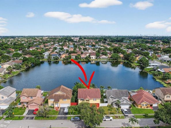 1001 SW 100th Ter, Pembroke Pines FL 33025