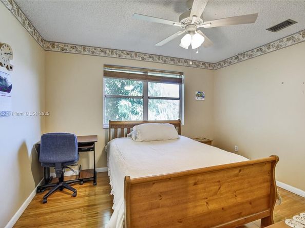 1001 SW 100th Ter, Pembroke Pines FL 33025