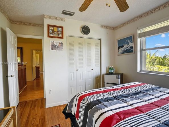 1001 SW 100th Ter, Pembroke Pines FL 33025