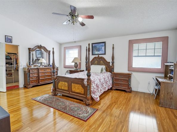 1001 SW 100th Ter, Pembroke Pines FL 33025
