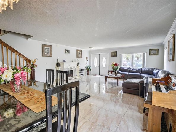 1001 SW 100th Ter, Pembroke Pines FL 33025