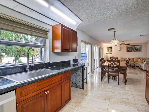 1001 SW 100th Ter, Pembroke Pines FL 33025