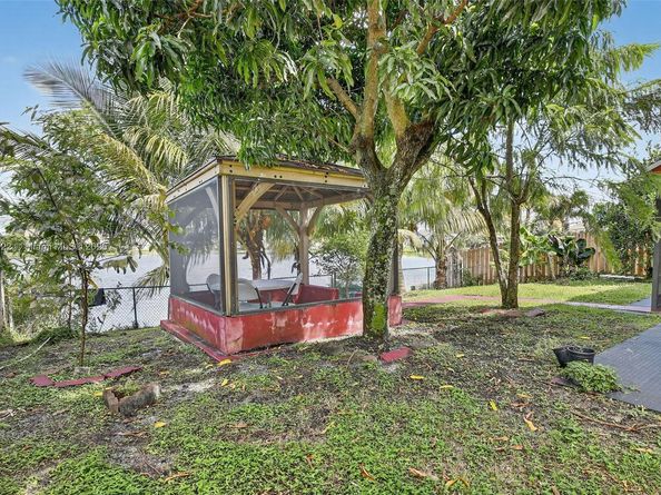 1001 SW 100th Ter, Pembroke Pines FL 33025