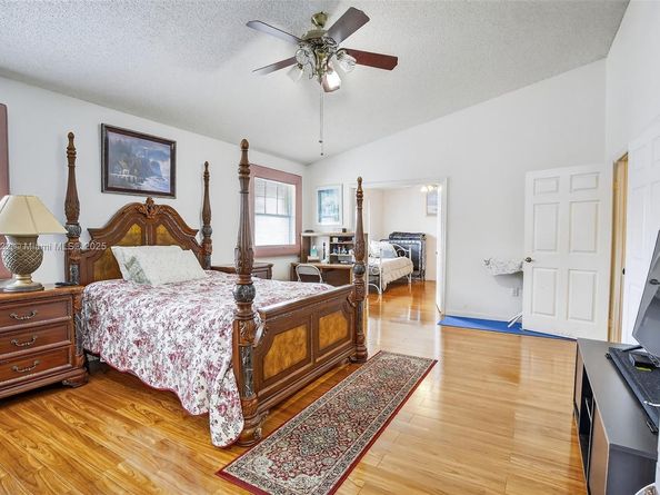 1001 SW 100th Ter, Pembroke Pines FL 33025