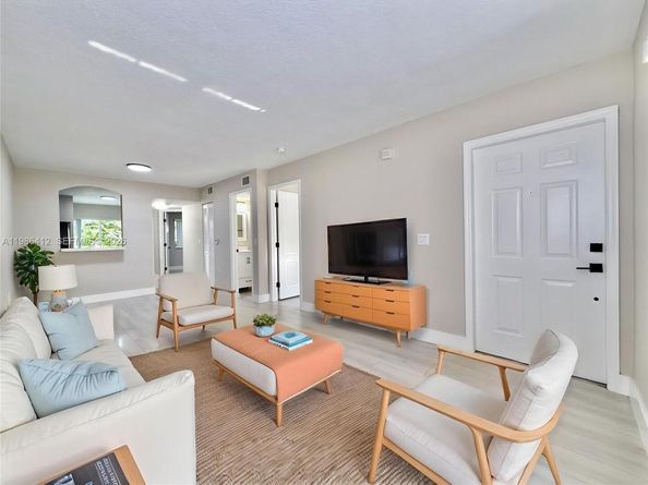 2251 NW 77th Way 102, Pembroke Pines FL 33024
