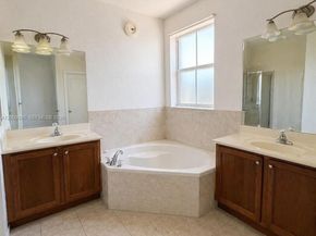 11028 NW 87th Ln, Doral FL 33178