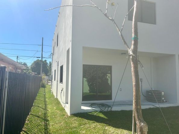 1121 NW 25th St, Miami FL 33127