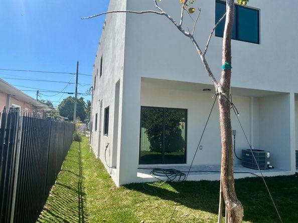 1121 NW 25th St, Miami FL 33127