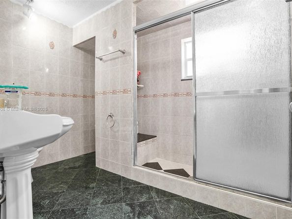 479 E 32nd St, Hialeah FL 33013