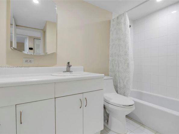 7204 Fairway Dr I25, Miami Lakes FL 33014