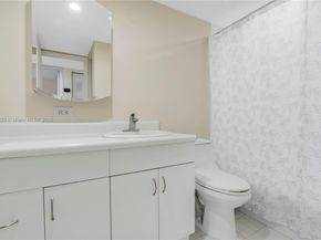 7204 Fairway Dr I25, Miami Lakes FL 33014